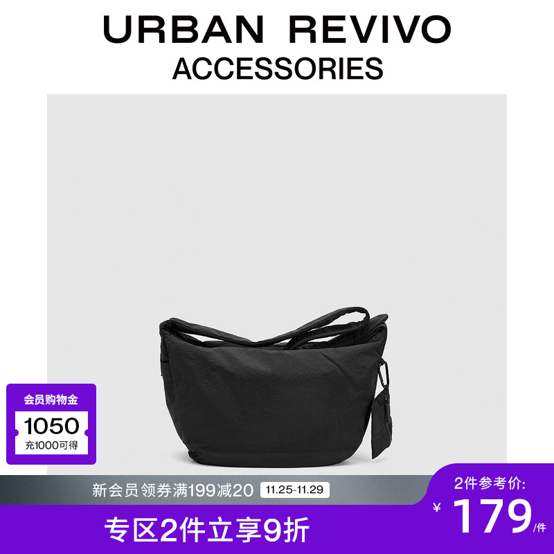 URBAN REVIVO2024冬季新款男士时髦挂件装饰斜挎包UAMB40171