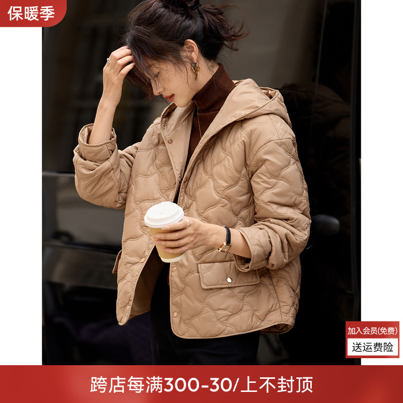 沫晗依美连帽摁扣轻薄棉服24年冬季新款轻薄款连帽廓形摁扣外套女